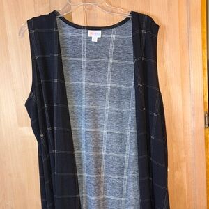 Black and White Plaid Sleeveless Cardigan